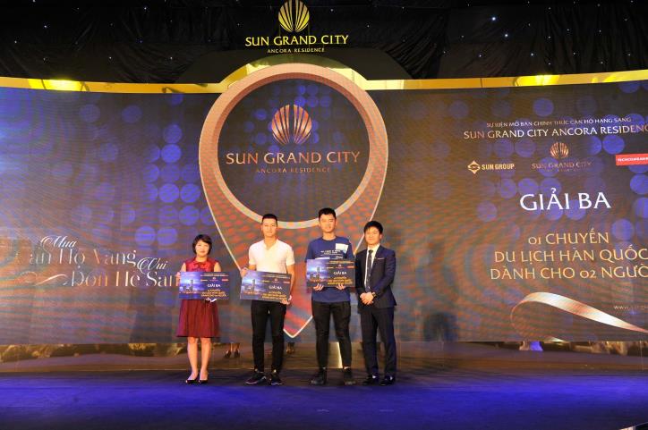 Khách hàng mua căn hộ căn hộ cao cấp Sun Grand City Ancora Residence đã may mắn được trao các phần quà giá trị.